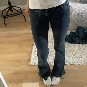 Low waist jeans  - Super snygga mörkblå low waist bootcut jeans, perfekt längd för mig som är 167!