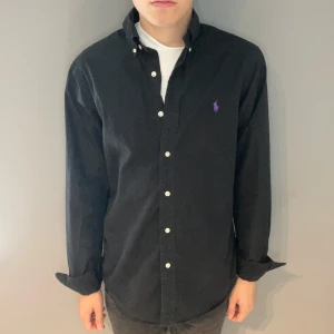 Polo Ralph Lauren skjorta  - Polo Ralph Lauren skjorta | storlek m | skick 10/10 | fraktar via PostNord eller Instabox på köparens bekostnad | hör av dig vid funderingar 