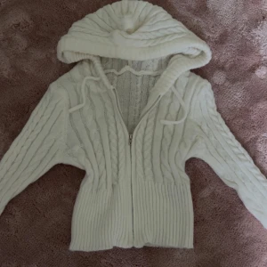 Vit stickad hoodie med dragkedja - Stickad tröja från SHEIN. Aldrig använd, storlek S. 
