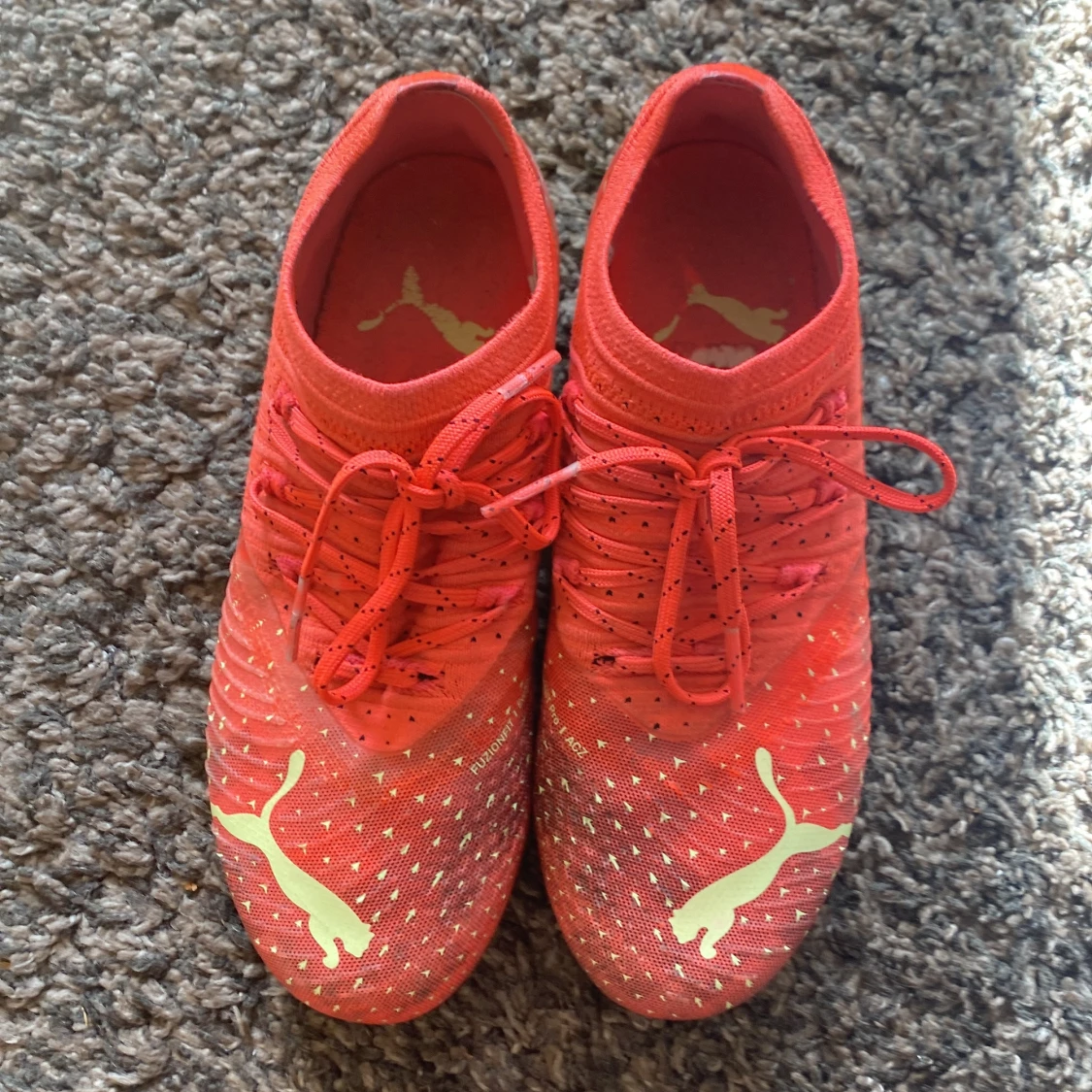 Röda Puma fotbollsskor med snörning - 4