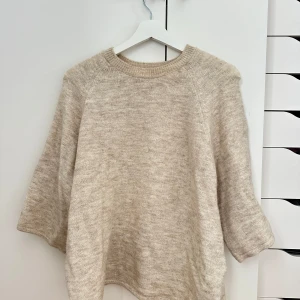 Stickad T-shirt  -  Supersöt bärs stickad t-shirt från Gina Tricot. Endast använd fåtal gånger, väldigt bra skick. Hör av er vid frågor om pris eller annat! 💖