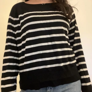 Svartvit randig tröja från H&M - Snygg svart och vit randig tröja från H&M i storlek L. Jag brukar bära S men tycker den sitter fint på mig ändå. Priset kan diskuteras❣️