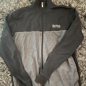 Hugo Boss tröja - Den är använd men i väldigt bra skick, den har inga fel, hål eller fläckar.