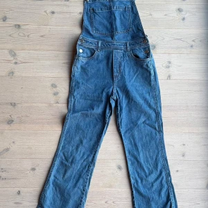 Snickarbyxor - Mellanblåa snickarbyxor från h&m i storlek 38/M. Lite utsvängda med silverdetaljer. Pris går att diskuteras!