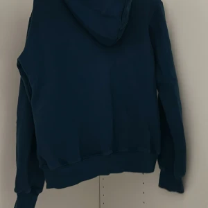 Aim for the moon zip up tröja  - Snygg mörkblå aim for the moon hoodie storlek XS med dragkedja och huva❣️Bara ett fåtal stenar som har lossnat! Det finn inga fläckar eller liknande på tröjan🌸