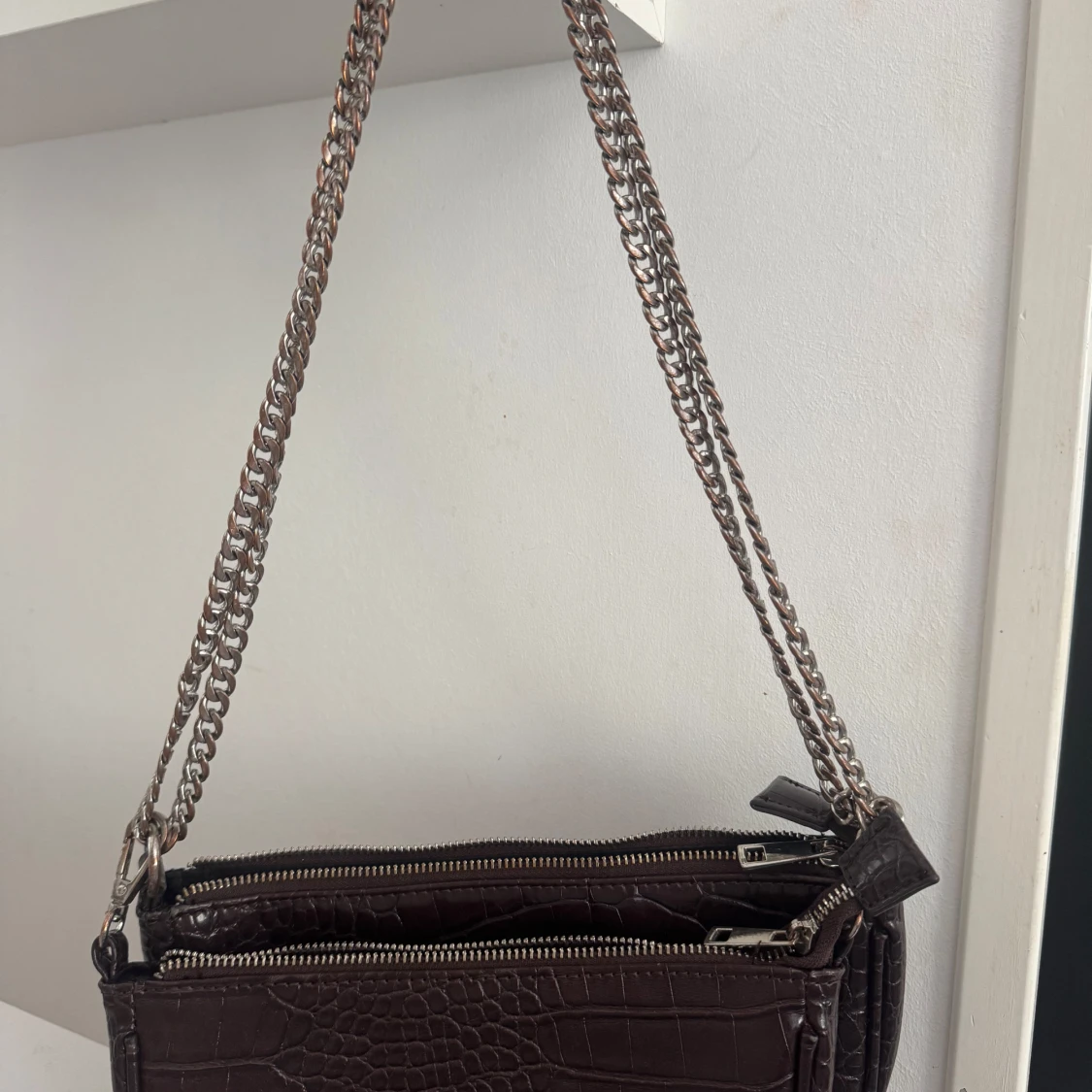 Brun axelväska med kedja och croc-mönster