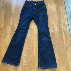 Flare jeans - Mörkblåa flare jeans. High waist. Sparsamt använda och i er gott skick.