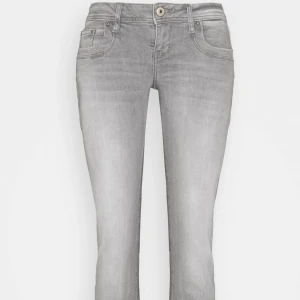 Grå ltb bootcut jeans - Säljer mina gråa ltb jeans då dom inte kommer till användning längre. Storleken är W28 L30, använda fåtal gånger och ser nästan som nya ut. Tveka inte på att hör av dig för fler bilder 💕