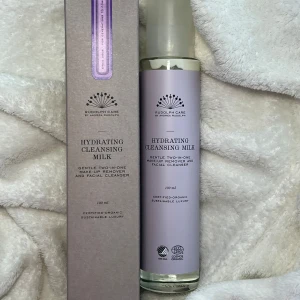 Rudolph Care Hydrating Cleansing Milk - Hydrating Cleansing Milk från Rudolph Care är en mild två-i-ett rengöringsmjölk och makeupborttagning. Kommer i en stilren, ljuslila flaska med pump och rymmer 100 ml. Certifierad ekologisk och passar dig som vill ha en lyxig och skonsam rengöring. Den är endast testad två gånger. 