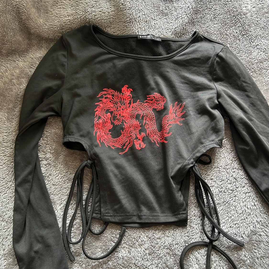 Svart croppad topp med röd drake