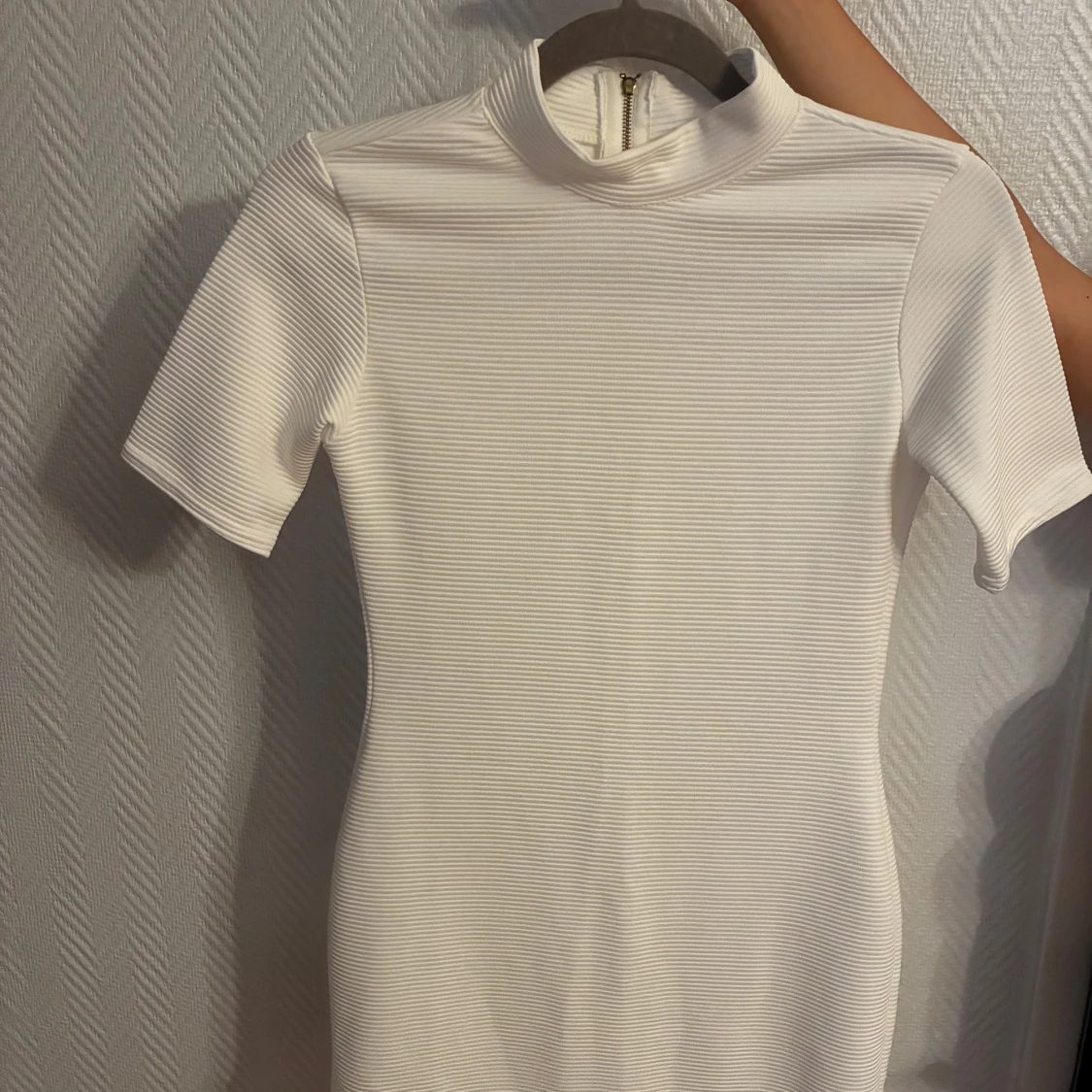 Vit ribbad kortklänning Boohoo - 1