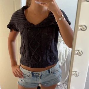 svart kortärmad stickad tröja ! - Säljer en super snygg svart stickad tröja med korta ärmar och bred krage. Storleken är M men passar även xs och s❣️