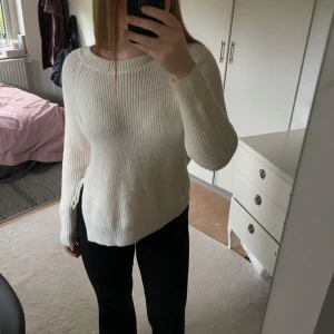 Vit stickad tröja med slits i sidan  - Super söt stickad tröja men slits på ena sidan! Perfekt nu till hösten, hör gärna av dig vid frågor 💓Säljer en likadana i svart också!