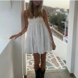 Zara klänning - Supersöt vit kortklänning med volanger och smala axelband från zara. säljer då jag inte tycker den passar mig❣️ kontakta mig för fler bilder!!😚