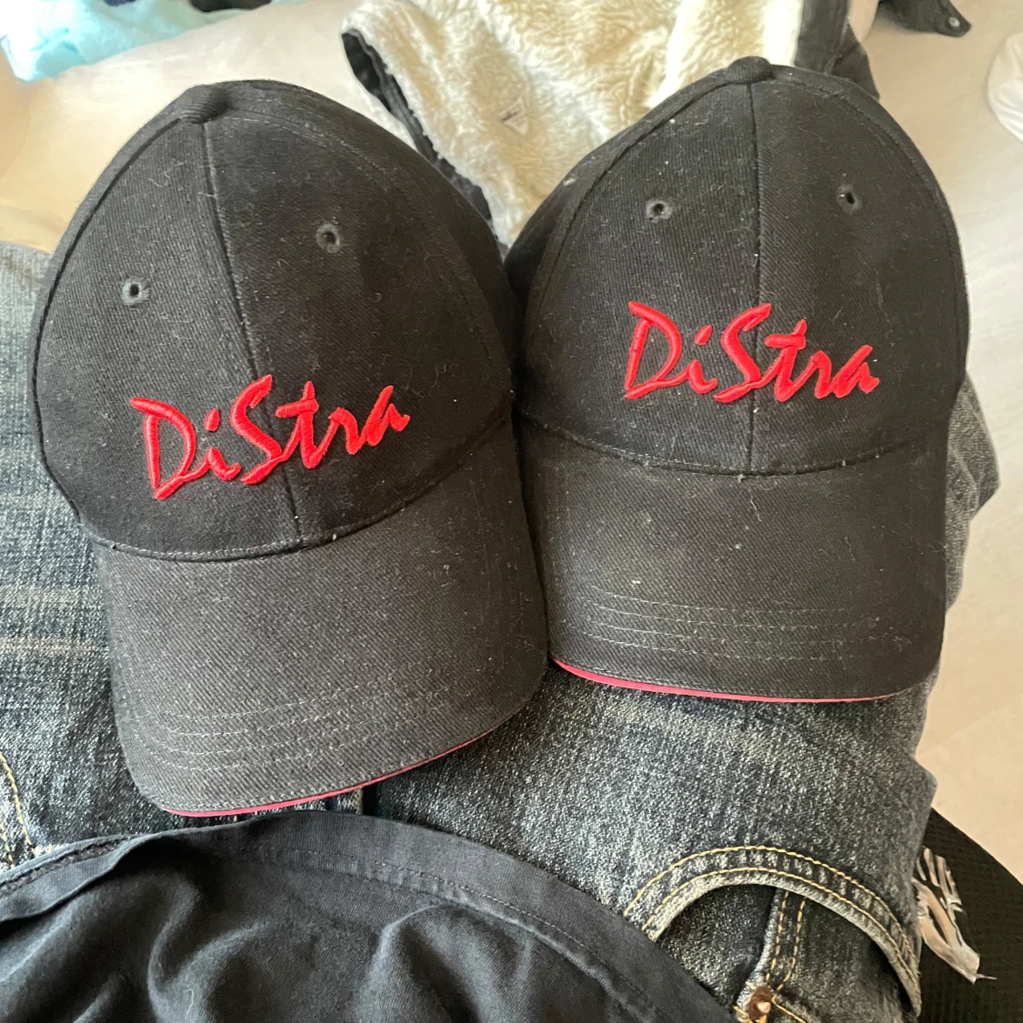 Svart keps med röd DiStra-brodyr - 4
