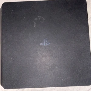 Defekt Ps4 - PlayStation 4 Slim som är defekt och behövs reparera