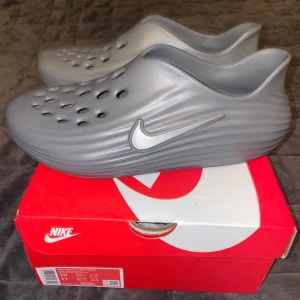 Nike ReactX Rejuven - Säljer ett par Nike ReactX Rejuven i färgen ”smoke grey”. Skickas med shoeboxen. Kan tänka mig gå ner lite i pris vid snabb affär.