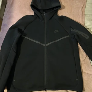 Nike tech - Det är den nyaste modellen, Den är helt ny och jag har använt den 1 gång men de finns inga täcken på användning, kvitto finns och kan skicka mer bilder 