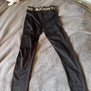 Svarta leggings från Björn Borg - Snygga svarta leggings från Björn Borg med bred resår i midjan där loggan syns tydligt. Tight passform och stretchigt material, perfekta för träning eller chill. Står s men är mer som xxs-xs