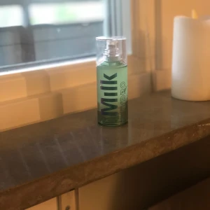 Milk Makeup Hydro Grip Primer - Milk Makeup Hydro Grip Primer i en genomskinlig grön plastflaska med pump och genomskinligt lock. Primern är känd för sin återfuktande formula och hjälper sminket att sitta hela dagen. Perfekt för dig som vill ha en fräsch och glowig bas. Använd ett fåtal gånger! Ungefär 80% av produkten är kvar!    Nypris: 549.      45 ml