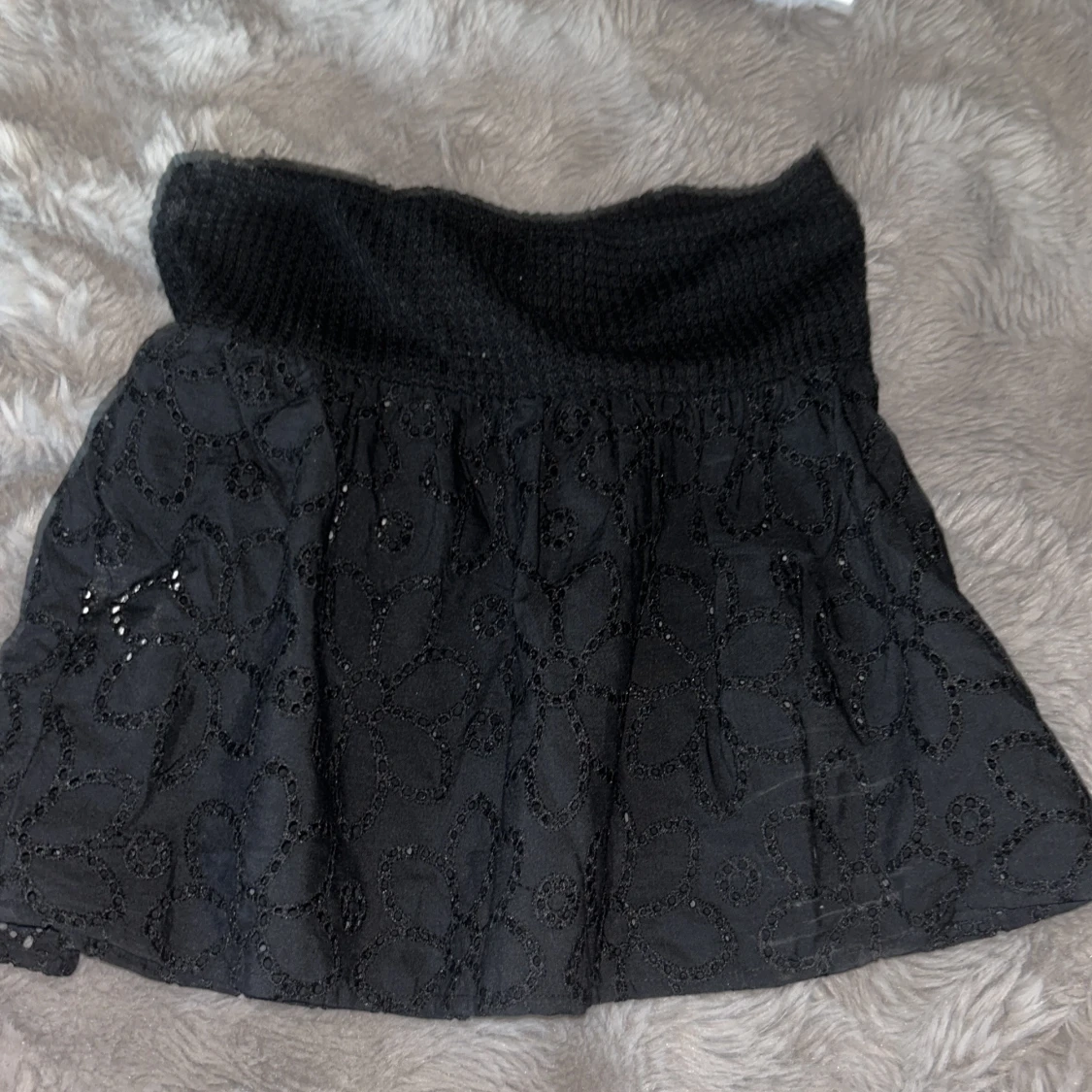 Svart bandeau tubtopp med blommönster - 1