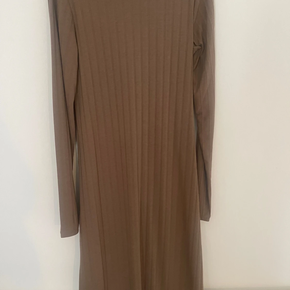 Ljusbrun  ribbad långärmad klänning Vero Moda - 1