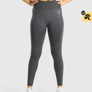 Mörkgrå seamless leggings Gymshark - Snygga mörkgrå seamless leggings från Gymshark med hög midja och diskret mönstrad struktur längs benen. Stretchigt material som sitter tight och formar sig efter kroppen. Perfekta för gymmet eller löprundan.