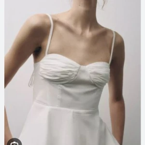 Vit topp från Zara - Vit topp med tunna band från zara. Har även i svart, som också finns att köpa.