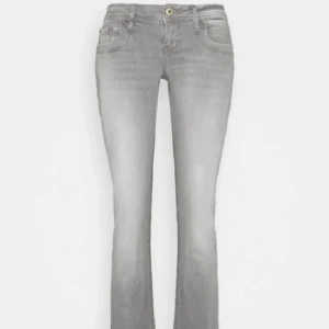 LTB jeans - Snygga ljusgrå jeans från LTB med bootcut-modell. Klassisk femficksdesign och knappgylf 💓💓
