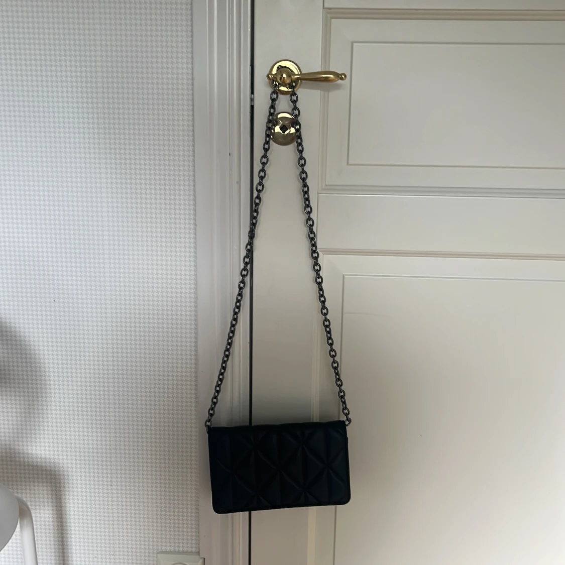 Svart quiltad axelväska med kedja