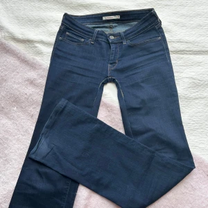 Levi's 527 mörkblå bootcut jeans - Säljer ett par Levi's 527 bootcut jeans i mörkblå tvätt som jag sytt om till en ännu mer lågmidjad passform 💕skriv för fler bilder!😊