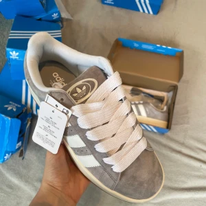 Adidas Campus - Adidas campus 00 grå, strl 39 1/3 Helt nya och oanvända sneakers. Boxen är delvis skadad då de köpts upp från ett lager, därför säljs de billigare. Skorna är i perfekt skick.
