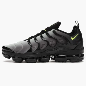 Nike vapormax plus neon - Storlek 41 passar även 42, jag har växt ut ur dem och vill sälja dem ställ gärna frågor. Har inte boxen därav priset. Sänker priset vid snabb äffär                                    Mvh Seller
