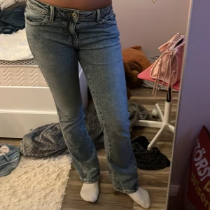 Bootcut jeans  - Snygga blå jeans från Gina tricot i storlek 36. Modellen har klassisk femficksdesign, twistade och coola broderade detaljer på bakfickorna. Jeansen har en mellanblå tvätt och är tillverkade i ett mjukt jeanstyg med skön passform. Har inte använt så mycket 💗💗 jag är 170 och dom är på gränsen för korta ❤️❤️