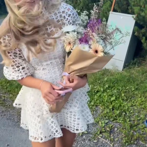 Vit spetsklänning med puffärm - Superfin vit kort klänning i spets med puffiga trekvartsärmar och hög hals. Klänningen har volang i kjolen och ett broderat blommönster som ger en romantisk vibe. Perfekt för sommarens speciella tillfällen!
