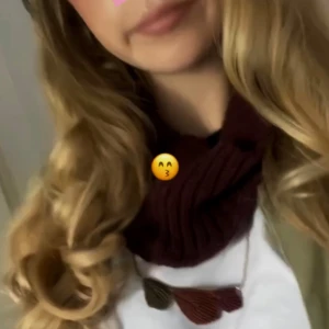 Vinröd ribbstickad buff💕 - Ur snygg vinröd buff i ribbstickat material, perfekt att dra över huvudet som en tub. Den är enkel och stilren, passar dig som gillar en clean look och vill hålla dig varm💗Den ser brun ut men är vinröd i verkligheten☺️köpt av en tjej på plick💕😊egensydd men inget som syns på utsidan😇bild 4 är en bild på hur den ser ut på insidan🙌