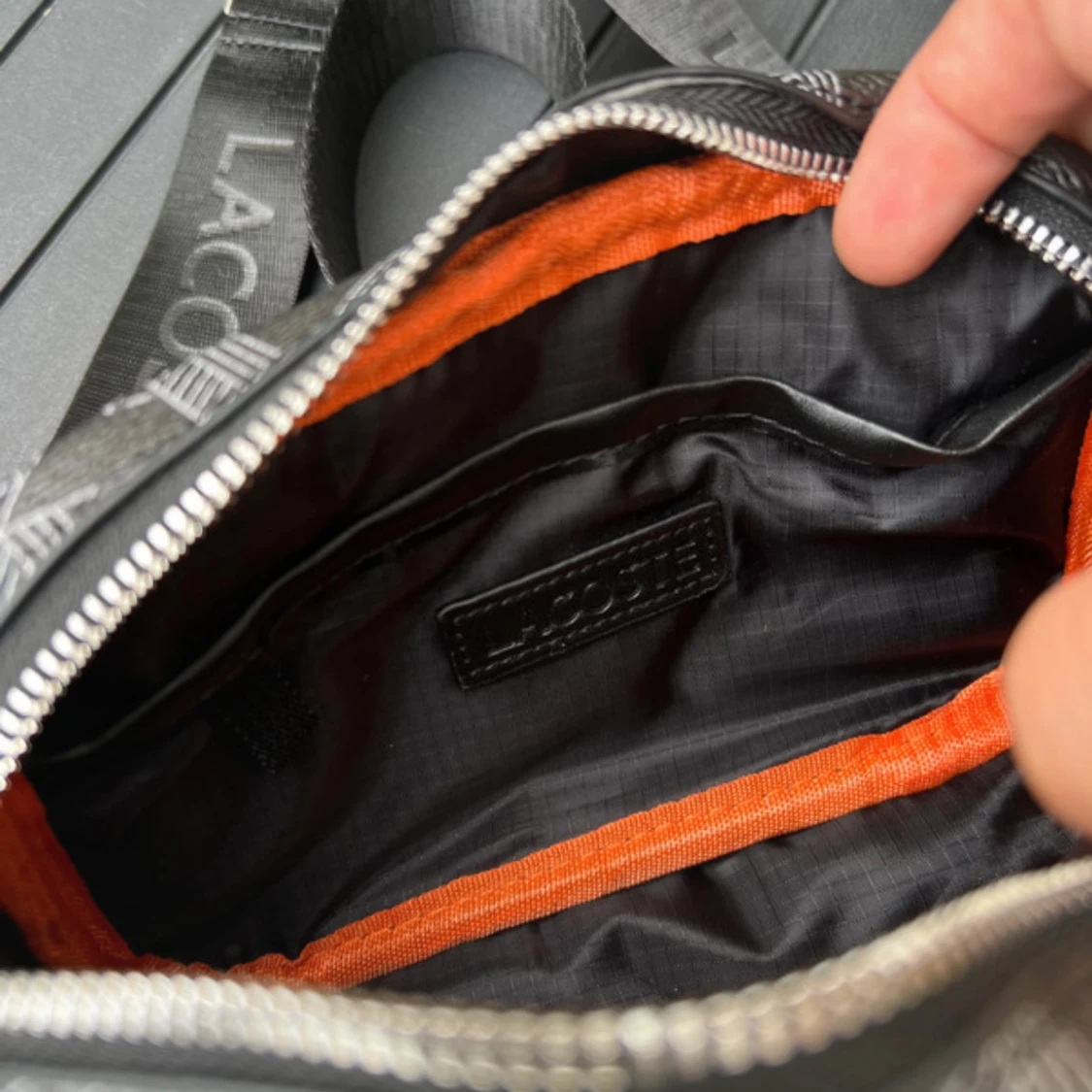 Svart axelväska från Lacoste med mönster - 3