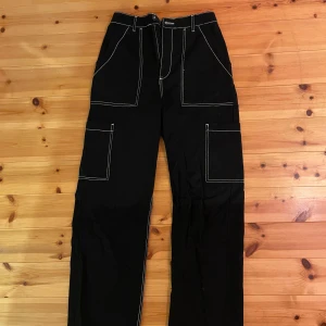 Svarta Cargos 36 - Svarta cargos från Divided i skönt material. 