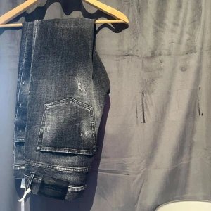 Svarta jeans från Dondup - Helt nya dondup jeans i mycket gott skick med otroligt snygga slitningar! Storlek 31 | pris: 1399kr | hör av dig vid fler frågor! 