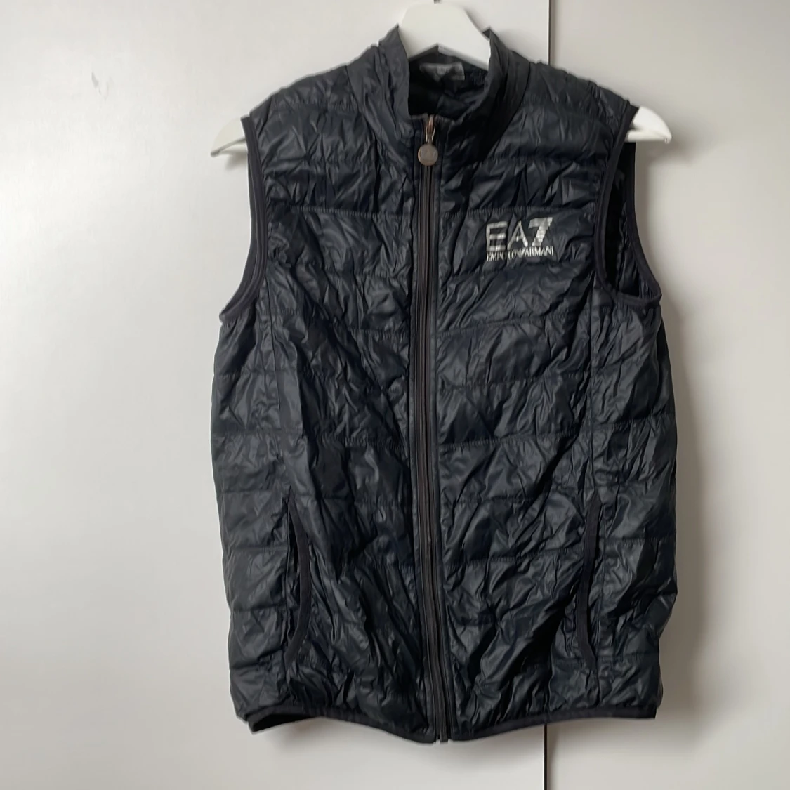 Svart dunväst från EA7 Emporio Armani