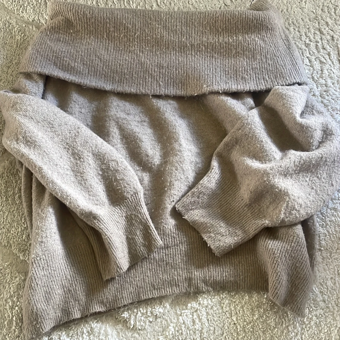 Beige offshoulder stickad tröja