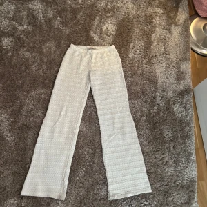 Vita virkade byxor från Nelly - Säljer ett par vita virkade byxor från Nelly i storlek S. Byxorna har elastisk midja och ett snyggt mönster i tyget. De är knappt använda. Nypris är 399 mitt pris är 199