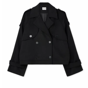 Svart cropped trenchcoat från NA-KD - Snygg slutsåld jacka i ullblandning från NA-KD x Josefine HJ. Jackan är i storlek 40 men passar mindre också. Den är oanvänd och har lappar kvar, ursprungpris 1199🌸
