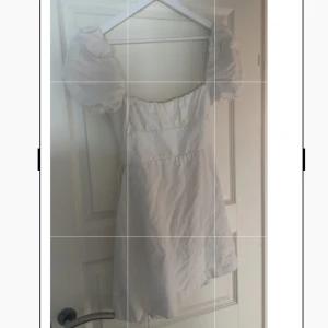 Vit kort puffärmad klänning - Supersöt vit kortklänning med puffiga ärmar och fyrkantig urringning. Storlek L men skulle säga den passar mer s-m🥰