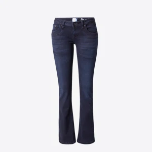 Mörkblå bootcut jeans från ltb - Snygga mörkblå jeans från ltb den är inte använda super mycket och har inga skador❤️original pris ca 700