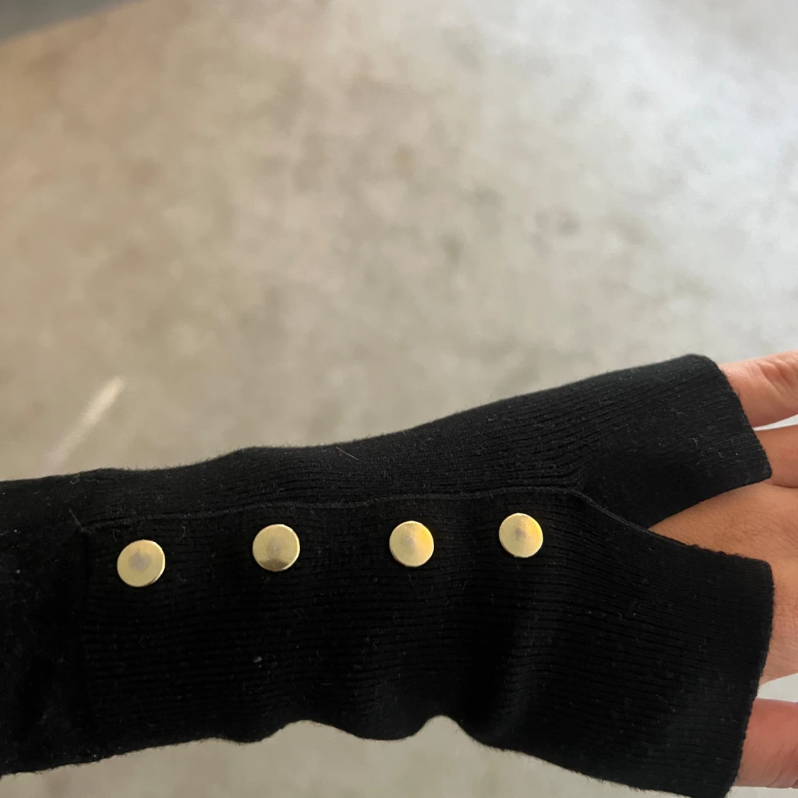 Svart långärmad tröja med guldknappar - 1