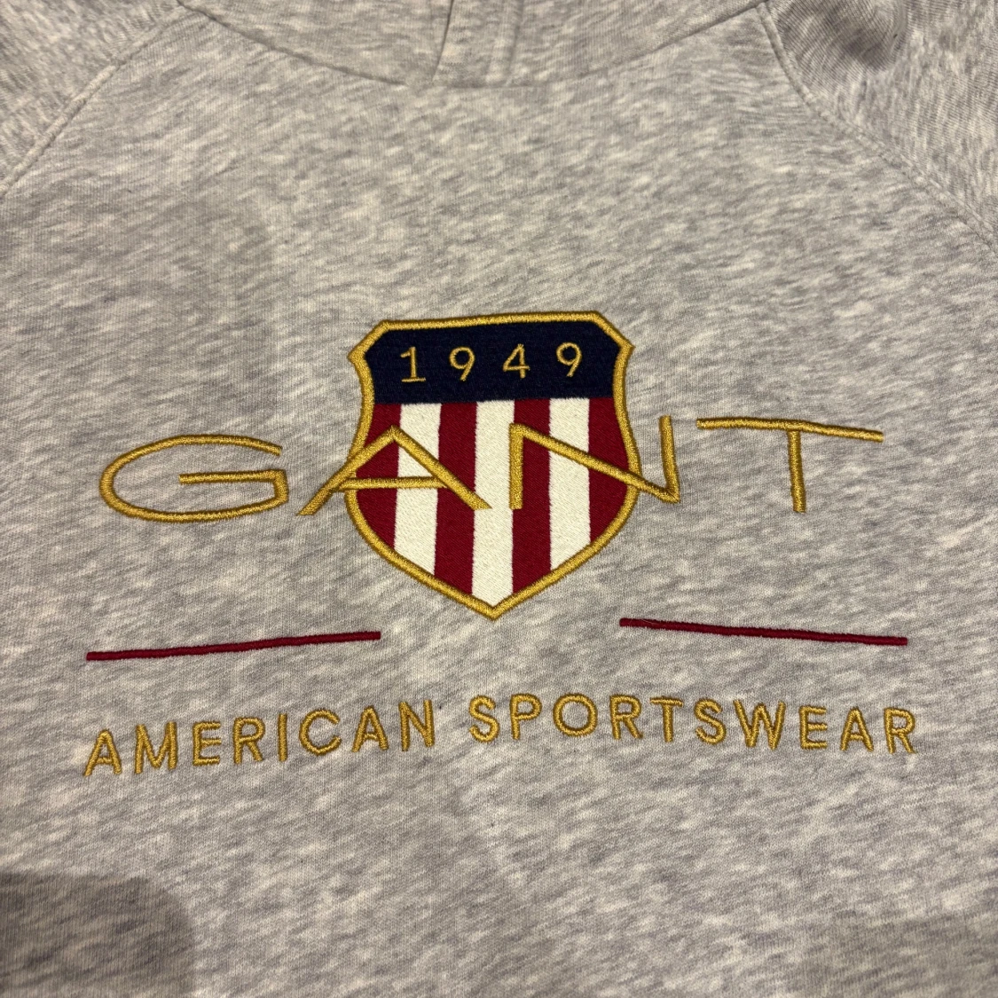 Grå hoodie från GANT med broderad logga - 2