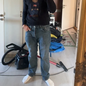 Blå jeans straight fit W31 L32 - Säljer ett par klassiska blå jeans från Laget 157 i rak modell. Jeansen har normal passform, fem fickor och knäppning med knappar. Perfekta för dig som gillar en enkel och tidlös look. Materialet är slitstarkt denim i bomull.