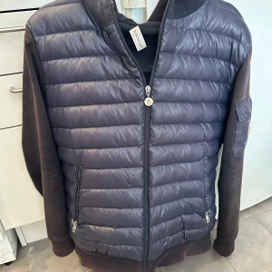 Moncler Cardigan - 🔵Moncler Cardigan.  💰Pris 995kr 📌Skick 9/10 📏Storlek M 📬Fraktas någon timme efter köp. 🕺🏼Jag är 176cm lång och passar perfekt.