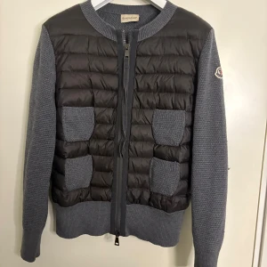 Moncler Cardigan Dam - Moncler Cardigan Grå. Storlek S. Väldigt fint skick